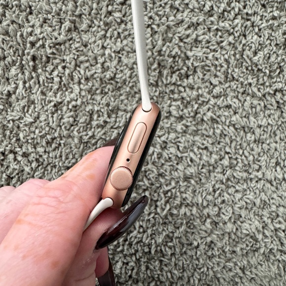 Pink Apple Watch SE - Picture 4 of 4